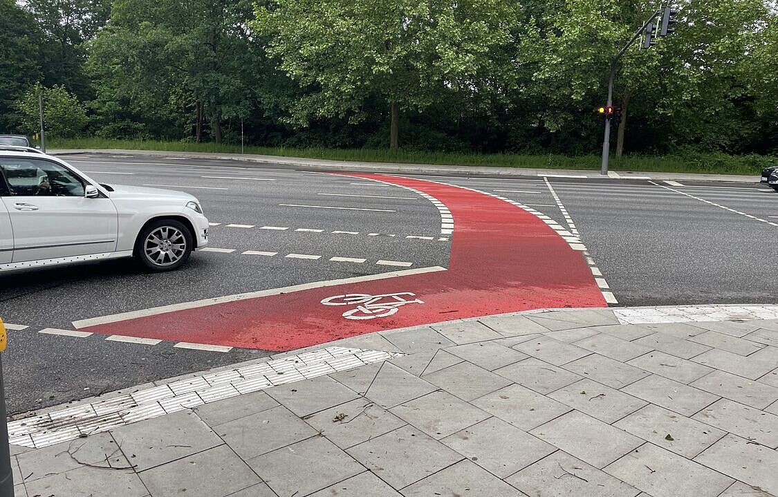 Neues, rotes Kreuzungsdesign am Berner Heerweg