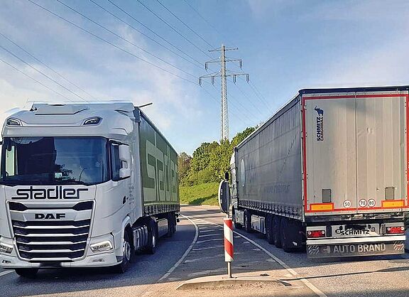 Die Hauptverkehrsstraße im Hamburger Stadtteil Wilhelmsburg mit zwei Lastkraftwagen