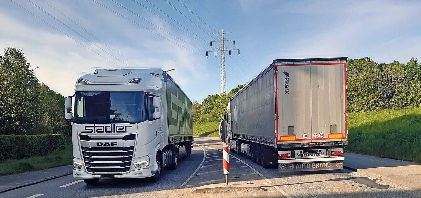 Die Hauptverkehrsstraße im Hamburger Stadtteil Wilhelmsburg mit zwei Lastkraftwagen