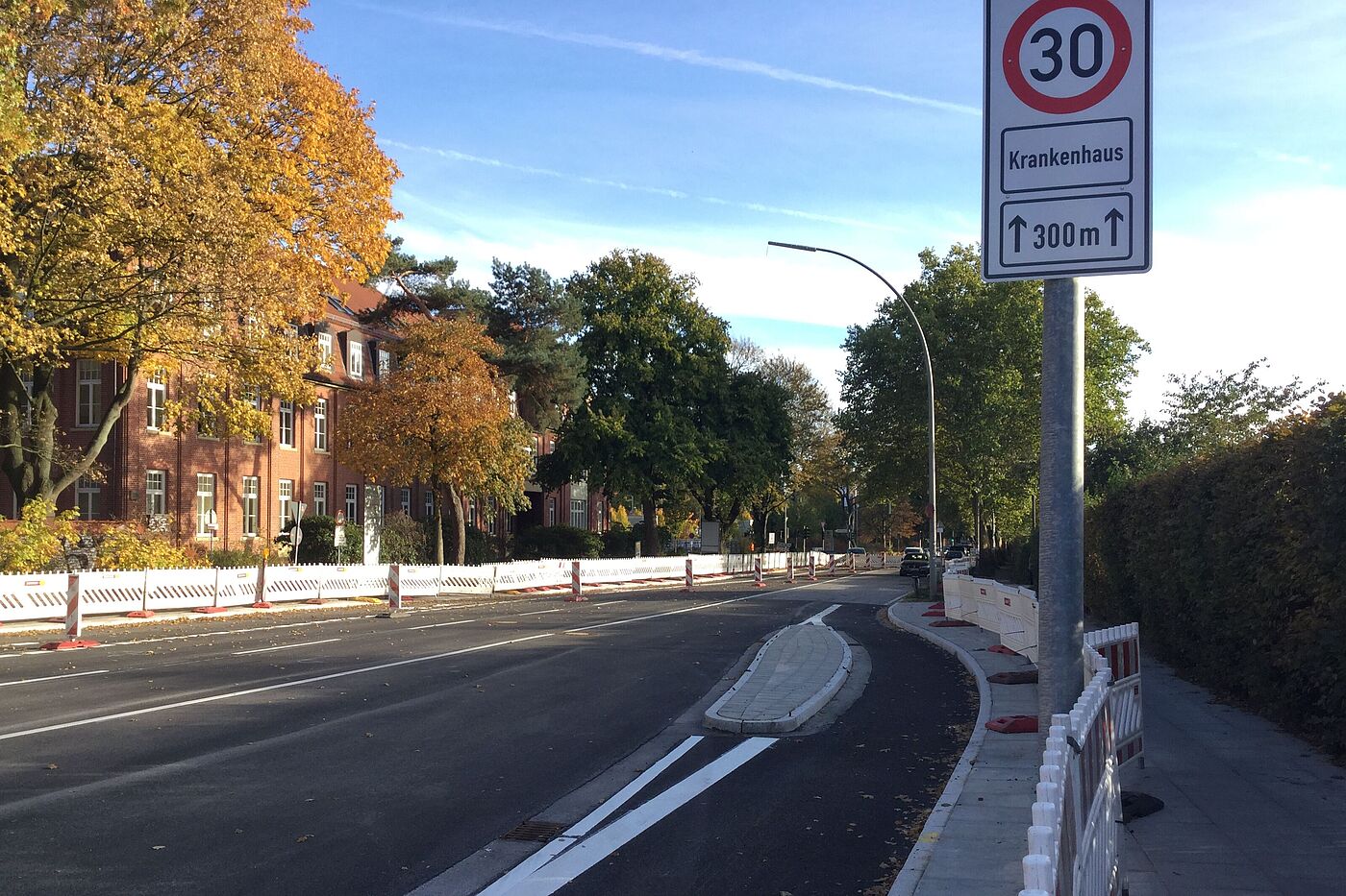 Schmale Insel zwischen Radfahrstreifen und Fahrstreifen an der Verengung von zwei Fahrstreifen auf einen Fahrstreifen. (Rübenkamp 2018)