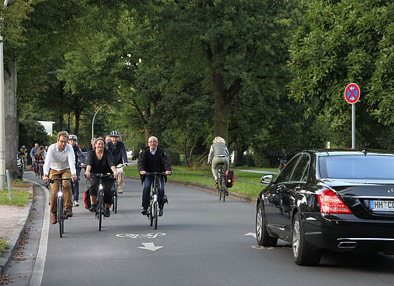 Fahrradstraße Harvestehuder Weg. Auf einer ADFC-Tour mit Anjes Tjarks (2016)