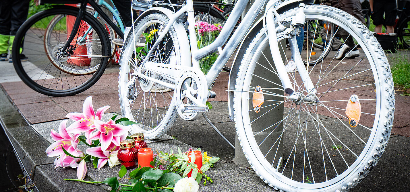 Ghostbike Ein Ghostbike an einer Straße in Gedenken an getöteten Radfahrenden