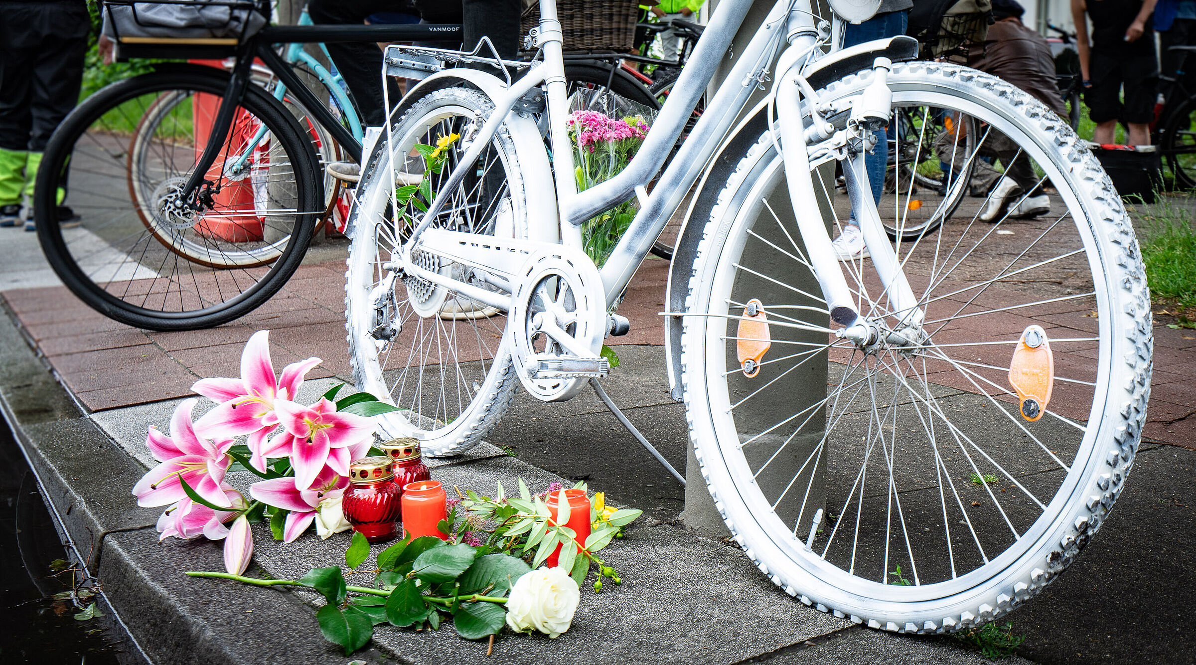 Ein Ghostbike an einer Straße in Gedenken an getöteten Radfahrenden