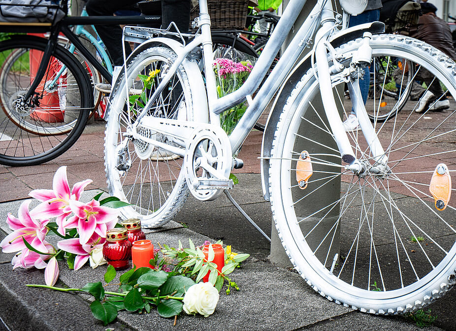 Ghostbike Ein Ghostbike an einer Straße in Gedenken an getöteten Radfahrenden