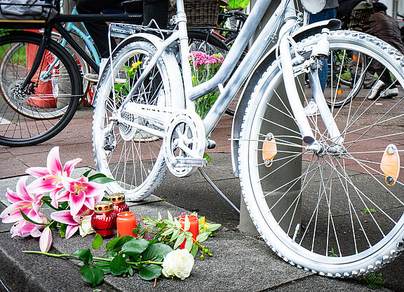 Ein Ghostbike an einer Straße in Gedenken an getöteten Radfahrenden