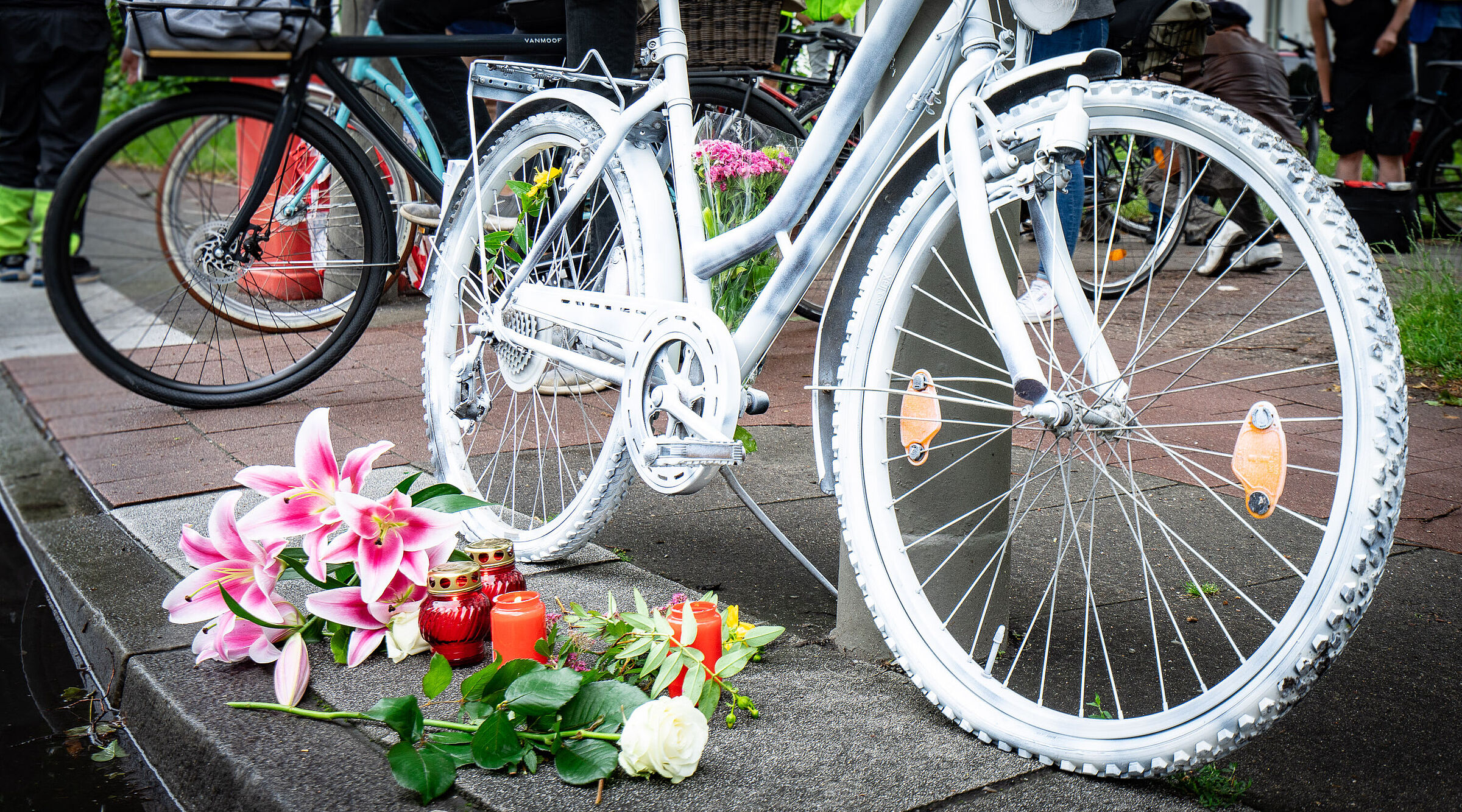 Ein Ghostbike an einer Straße in Gedenken an getöteten Radfahrenden