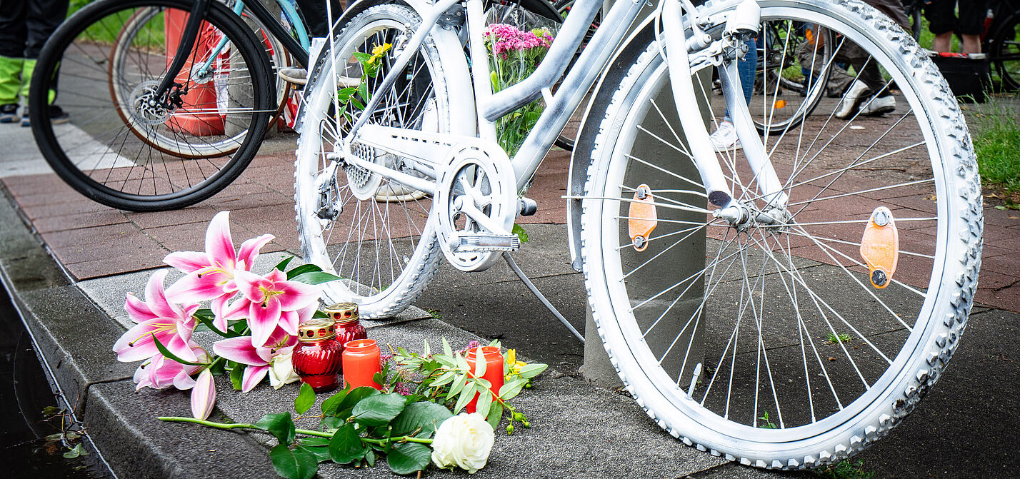 Ein Ghostbike an einer Straße in Gedenken an getöteten Radfahrenden