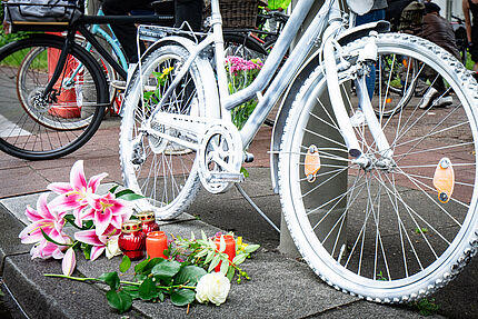 Ein Ghostbike an einer Straße in Gedenken an getöteten Radfahrenden