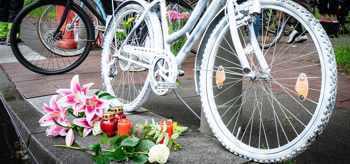 Ghostbike Ein Ghostbike an einer Straße in Gedenken an getöteten Radfahrenden