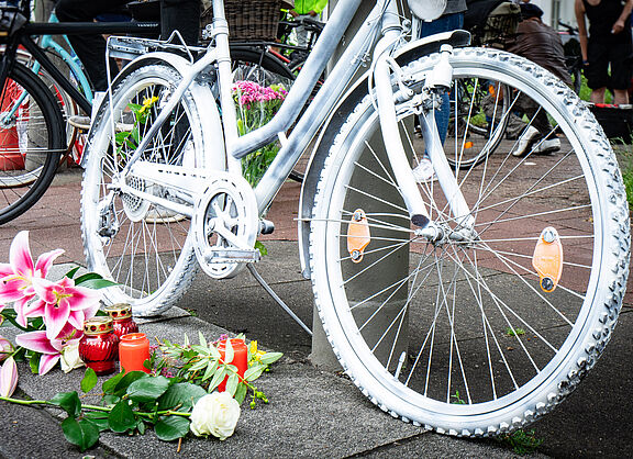 Ein Ghostbike an einer Straße in Gedenken an getöteten Radfahrenden