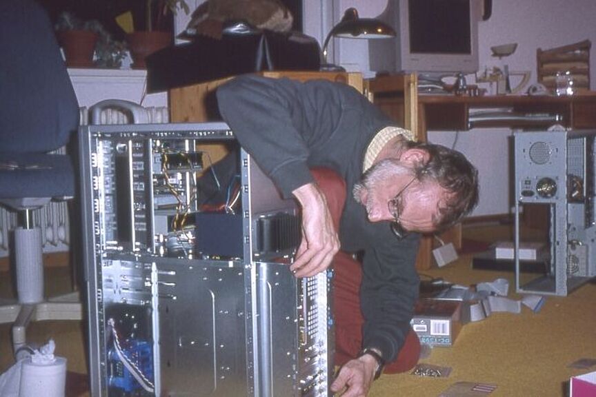 Arbeitskreis Computer Mann repariert Computer