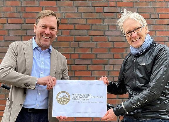 Zertifikatsübergabe für Fahrradfreundlichen Arbeitgeber in Gold mit Oliver Främke und Thomas Lütke
