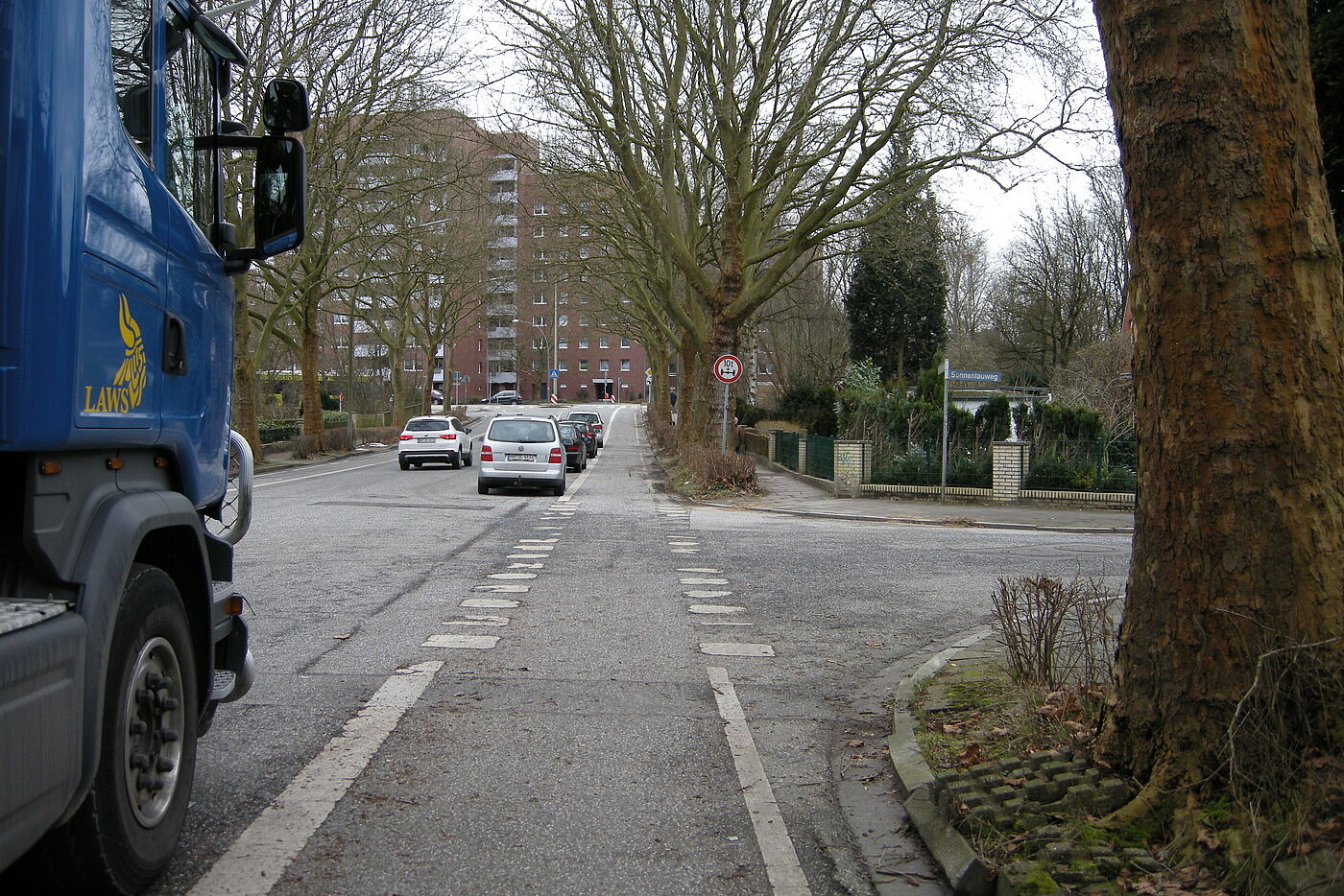 Blick entlang des Radfahrstreifens. Links neben dem Streifen parkt regelwidrig ein LKW