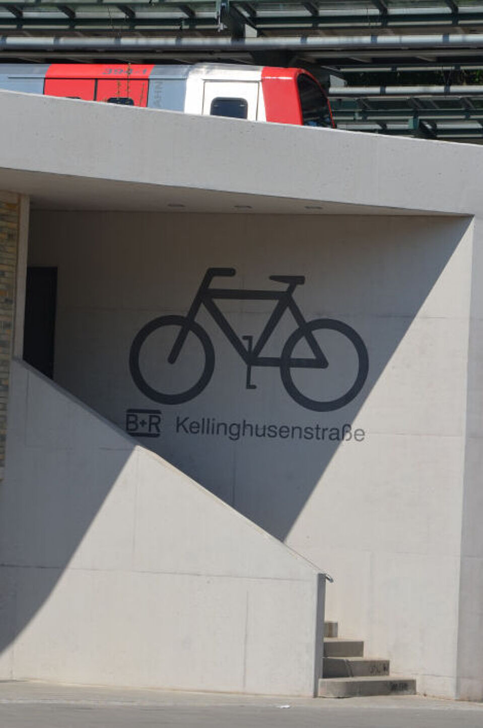Parkhaus Symbol Fahrradsymbol an Fassade