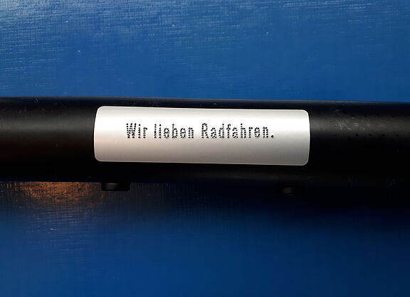 Eingestanzter Schriftzug Wir lieben Radfahren