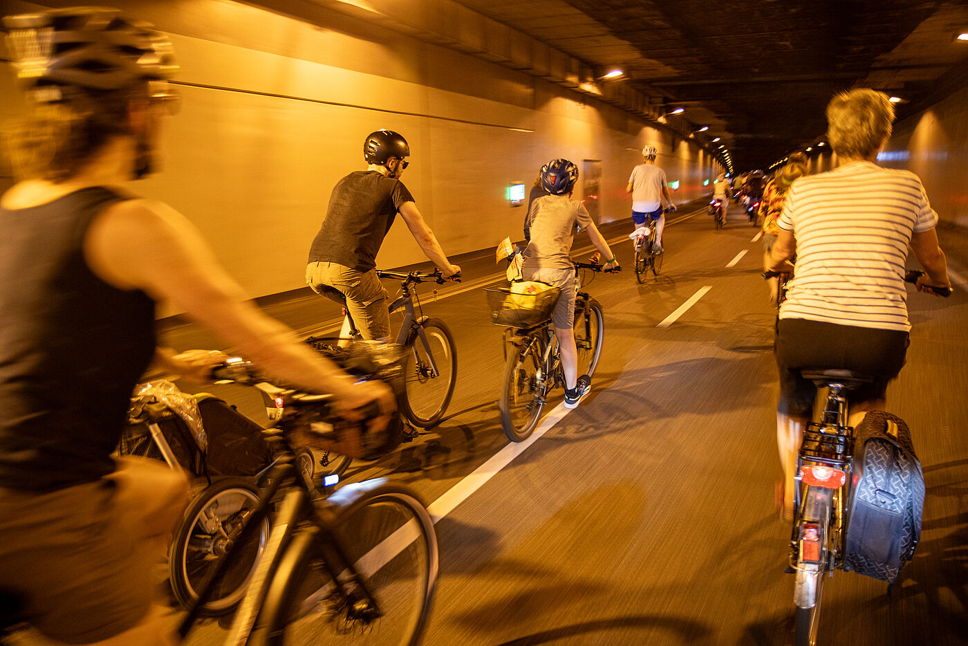 Radfahrende im Wallringtunnel