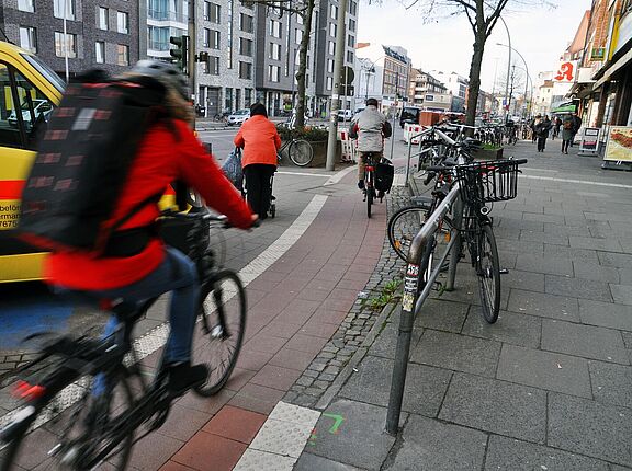 Radfahrer auf schmalem Radweg an der Hoheluftchaussee