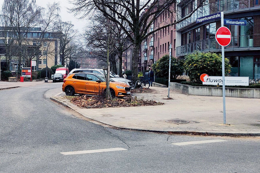Autoparkplätze verhindern, dass die Einbahnstraße entgegen der Fahrtrichtung für Radfahrende freigegeben wird. 