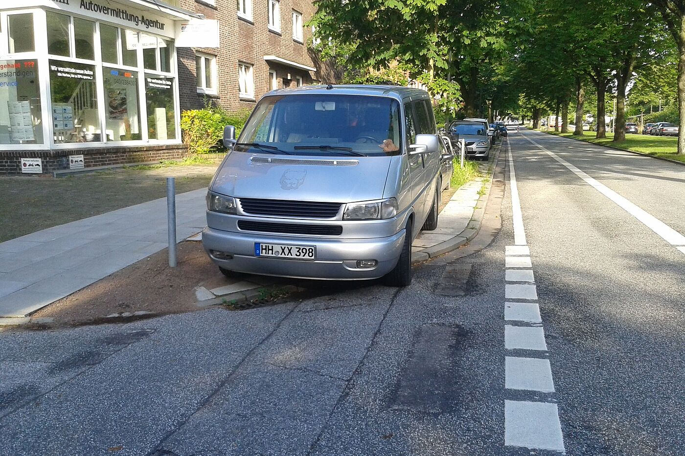 Wiesendamm. In diesem Bereich vor der Kreuzung darf nicht geparkt werden. Damit sollen die Sichtbeziehungen zwischen Abbiegeverkehr und Fußgängern gewährleistet werden bzw. jene zwischen einmündendem Verkehr und dem Fahrverkehr auf dem Wiesendamm. Falschparker wie dieser VW-Bus lassen sich wirksam durch dort platzierte Fahrradanlehnbügel verhindern.