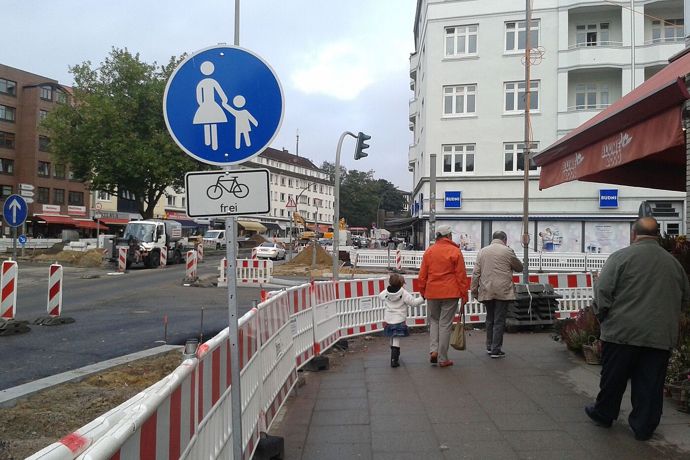 Baustelle Fuhlsbüttler Straße. Gehweg/Radfahrer frei gegen die Einbahnrichtung