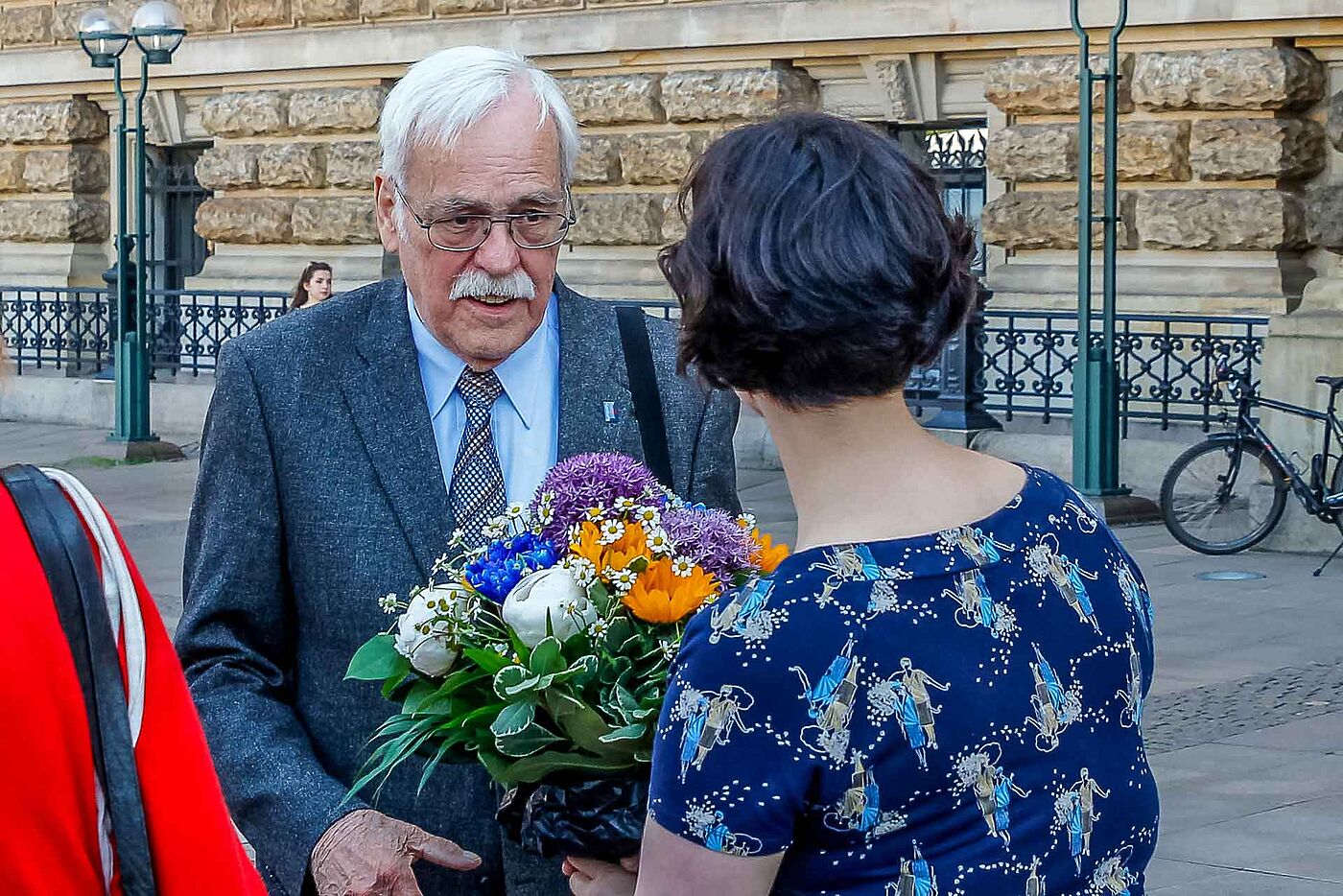 Uwe Jancke werden Blumen von Samina Mir überreicht