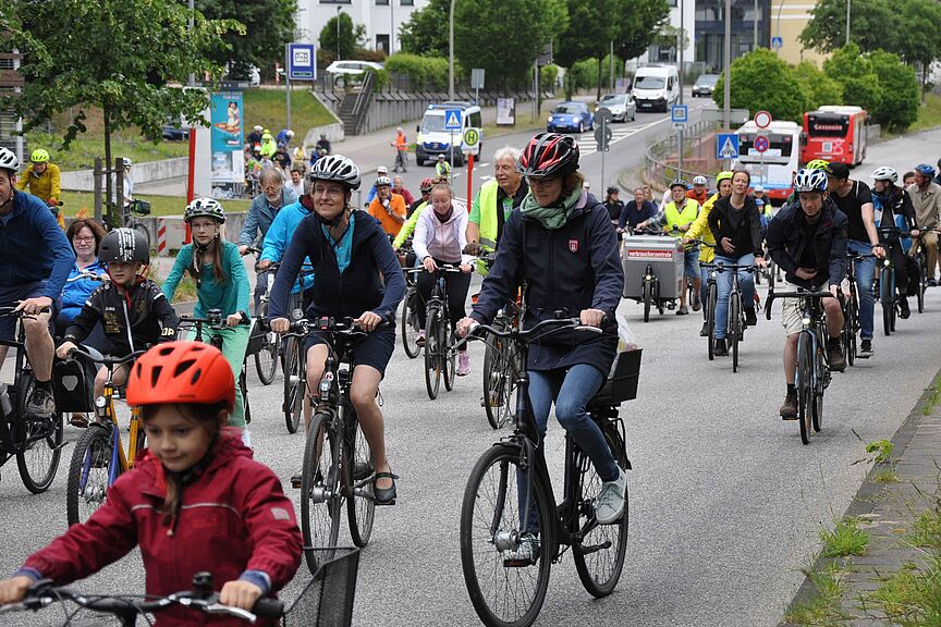 Sternfahrt in Rahlstedt eine große Gruppe Radfahrer*innen fährt durch Rahlstedt, einem Stadtteil von Hamburg