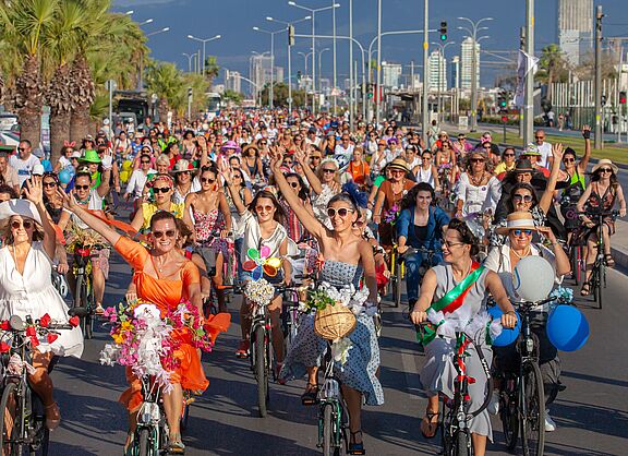 Karsiyaka,,Izmir,,Turkiye,-,09.18.2022,:,International,Fancy,Women,Bike
