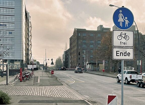 Ab hier wird's teuer - Ende für den Radverkehr freigegebenen Gehwegs am Kanalplatz.