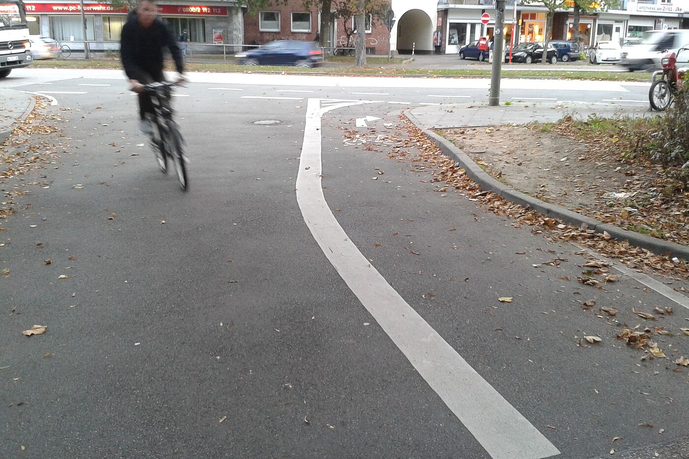 Langenrehm/Pfennigsbusch (markiert im Frühjahr 2013): Hier wird die Ausfahrt gegen die Einbahnrichtung mit Hilfe eines kurzen Radfahrstreifens gesichert.