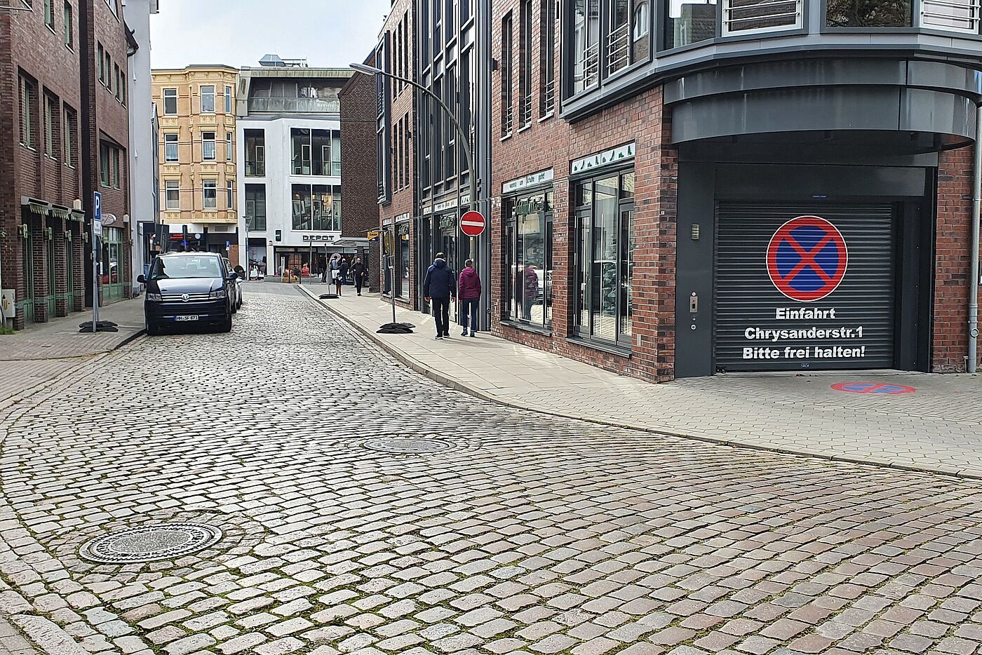 Altes Kopfsteinpflaster am Beginn der Chrysanderstraße
