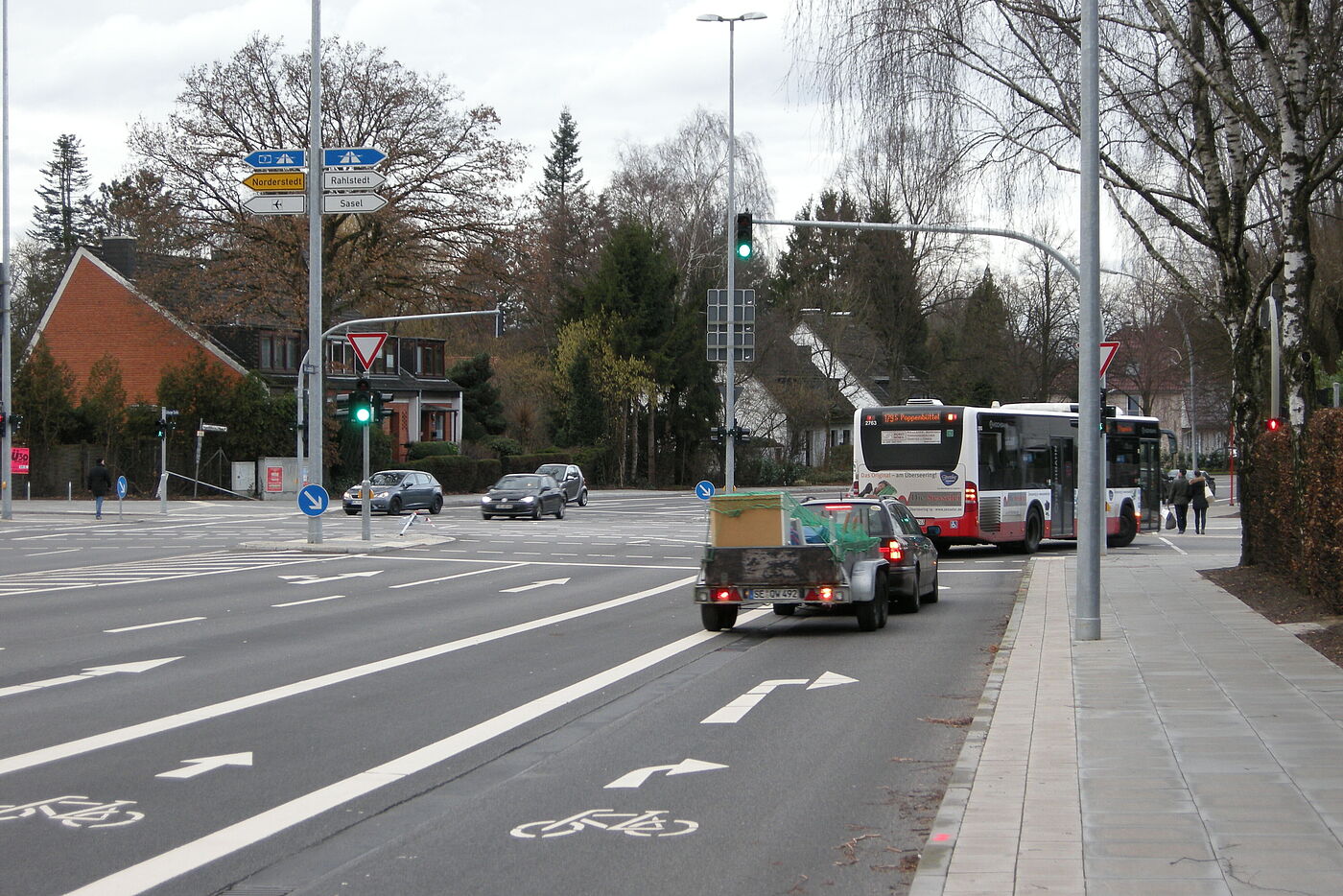 Durch die Anordnung des Geradeausradfahrstreifens links der Rechtsabbiegespur werden typische »Toter-Winkel«-Unfälle verhindert