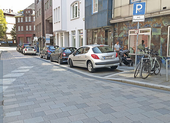 Chrysanderstraße - teilweise bereits mit sogenanntem Bergedorfer Pflaster.