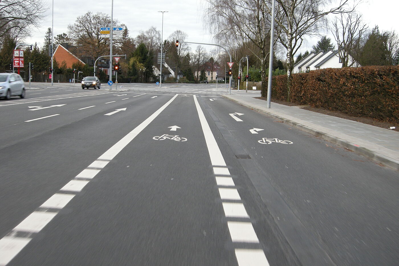 Geradeausradfahrstreifen und Rechtsabbiegespur mit Fahrradpiktogramm. Alte Landstraße/Poppenbütteler Weg (Februar 2016)