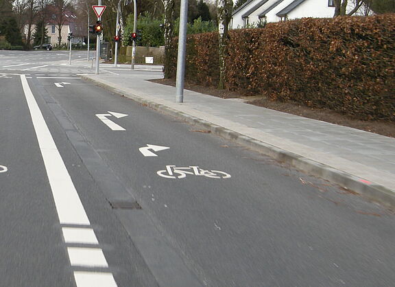 Geradeausradfahrstreifen und Rechtsabbiegespur mit Fahrradpiktogramm. Alte Landstraße/Poppenbütteler Weg (Februar 2016)