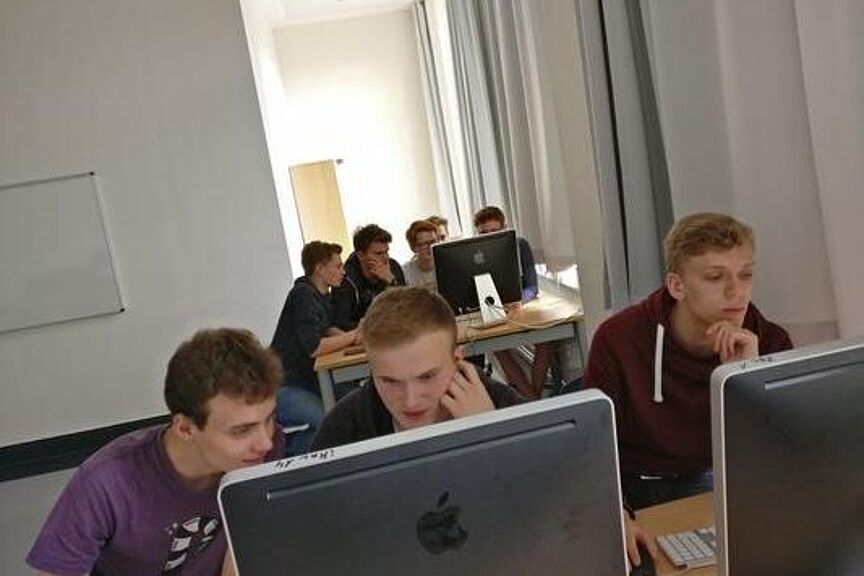 Arbeitskreis GIS Oberstufenschüler*innen vor Computer