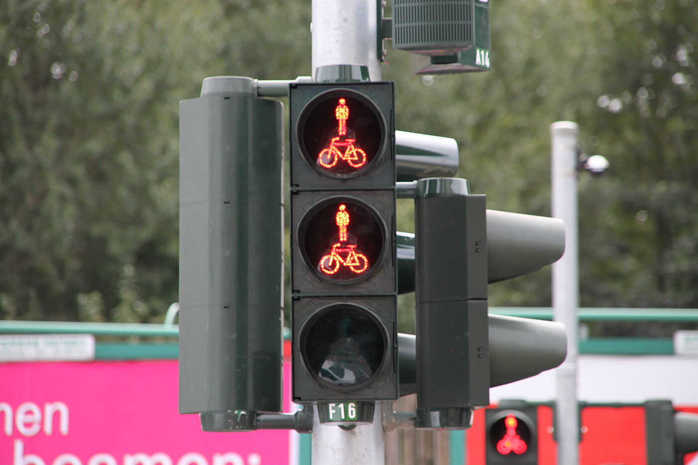 Ampel mit rot zeigender gemeinsamer Streuscheibe für Rad und Fuß