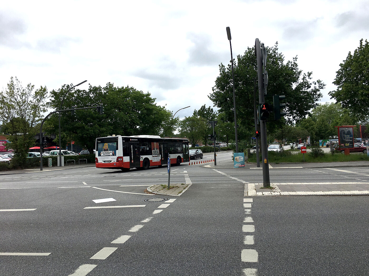 Blick von Nordheimstraße Richtung Eichenlohweg. Der Bus befindet sich an der kritischen Stelle, wo er der über die Furt herannahenden Radfahrer*in nahe kommt (beide haben zeitweilig gleichzeitig Grün).