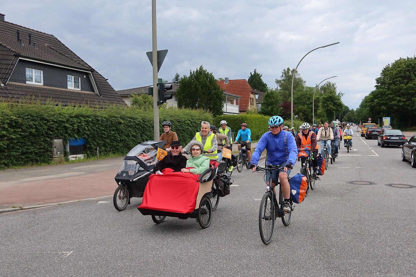 Zwei Personen in einer Rikschah auf der Sternfahrt