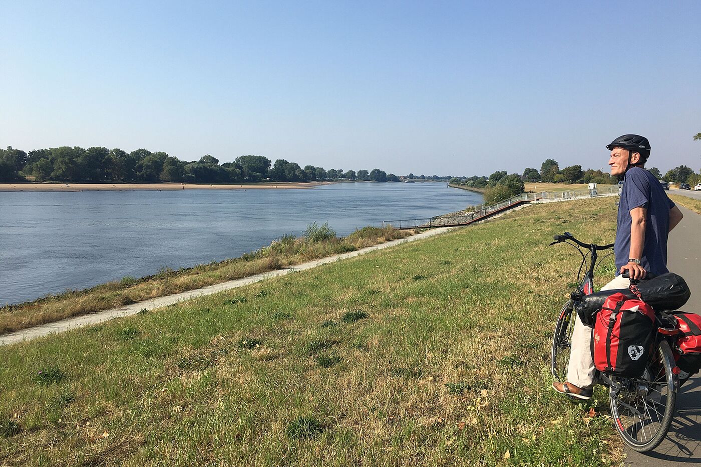 Elbe und Radfahrer