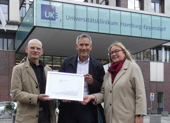 Cajus Pruin, Frank Dzukowski und Silvia Wieben mit dem ADFC Zertifikat Fahrradfreundlicher Arbeitgeber in Gold
