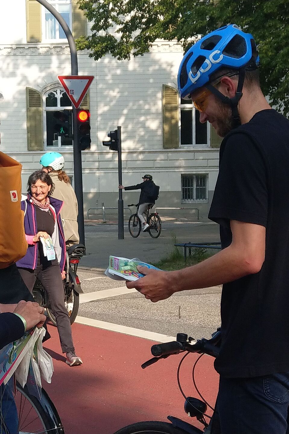Tour de Franz 2025 ADFC-Aktive verteilten Tüten mit Franzbrötchen und STADTRADELN-Werbung an Radfahrende
