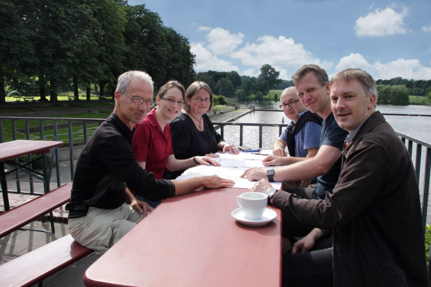 Bezirksgruppe Nord Mitglieder der Bezirksgruppe Nord an einem Tisch vor Wasser
