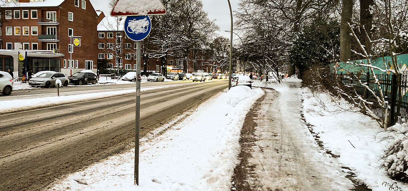 Ungeräumte Straßen: der Radweg mit Benutzungspflich ist nicht nutzbar.