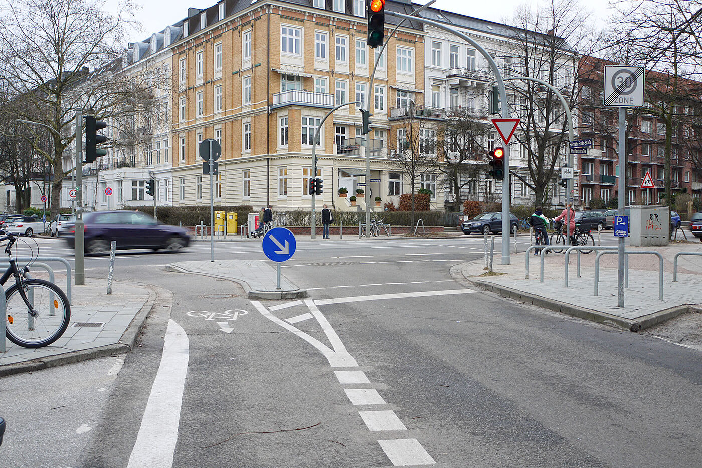 Heinrich-Barth-Straße/Hallerstraße (gebaut im Herbst 2011): Insel schützt einfahrenden Radverkehr vor ausfahrendem Verkehr