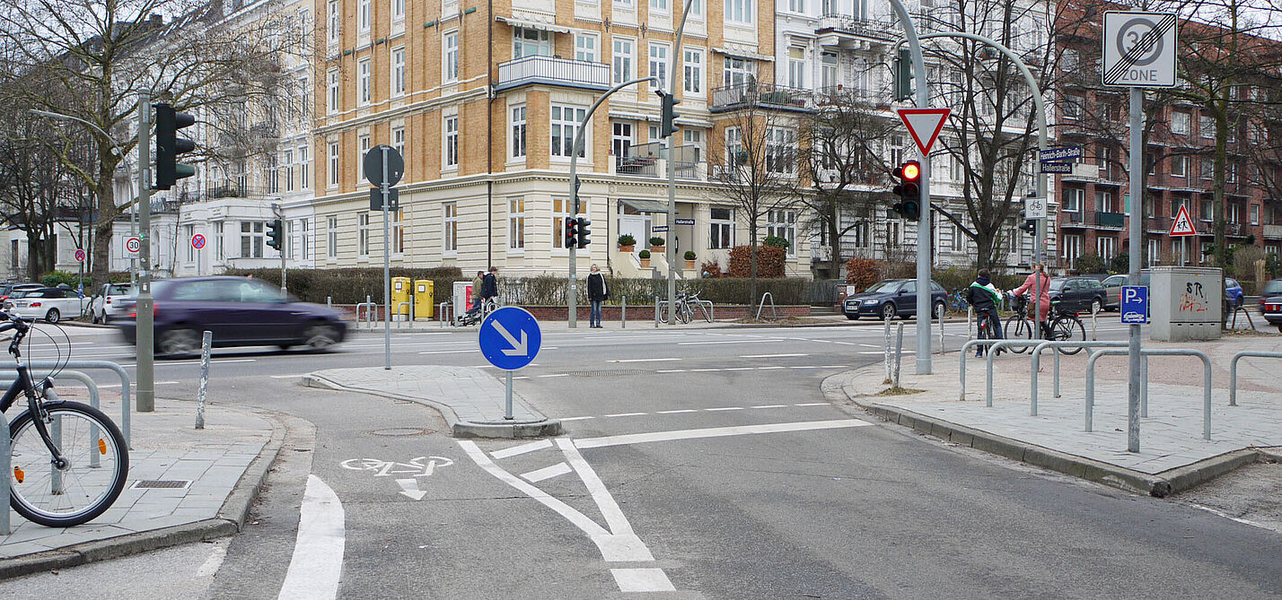 Heinrich-Barth-Straße/Hallerstraße (gebaut im Herbst 2011): Insel schützt einfahrenden Radverkehr vor ausfahrendem Verkehr