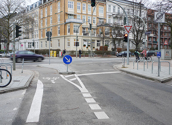 Heinrich-Barth-Straße/Hallerstraße (gebaut im Herbst 2011): Insel schützt einfahrenden Radverkehr vor ausfahrendem Verkehr