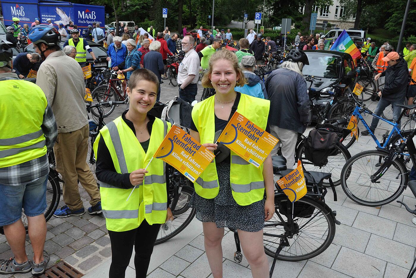 Zwei unserer vielen Helfer:innen, ohne die die Sternfahrt nicht möglich wäre. Mit Fähnchen und Warnwesten.