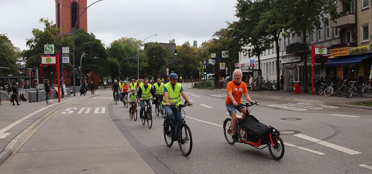 Fahrraddemo für Tempo 30 auf der Heimfelder Straße 