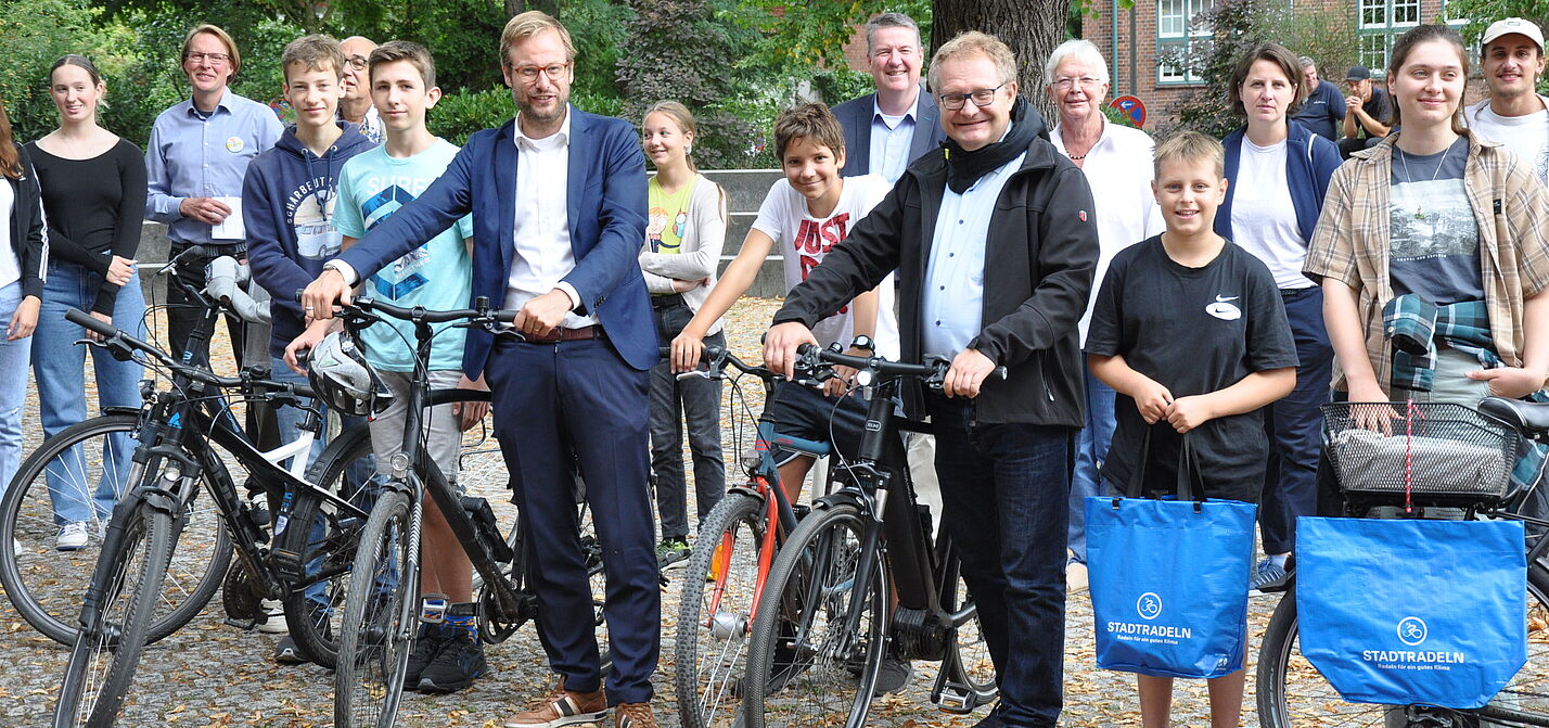 STADTRADELN-Auftakt 2022 Senatoren mit Schülern beim STADTRADELN Auftakt vor Schule