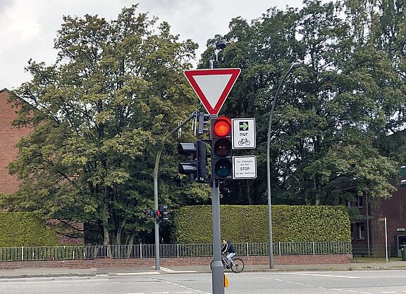 Hamburgs erster Grünpfeil für den Radverkehr: Aus der Boltenhagener Straße in die Scharbeutzer Straße geht es nun auch bei Rot.